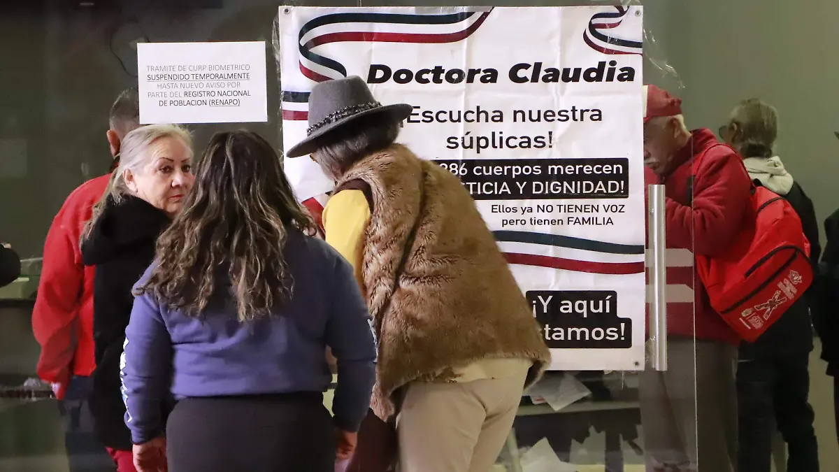 Justicia para nuestros deudos , se manifiesta a las afueras de el Registro civil en las oficinas de gobierno del Estado en Pueblito