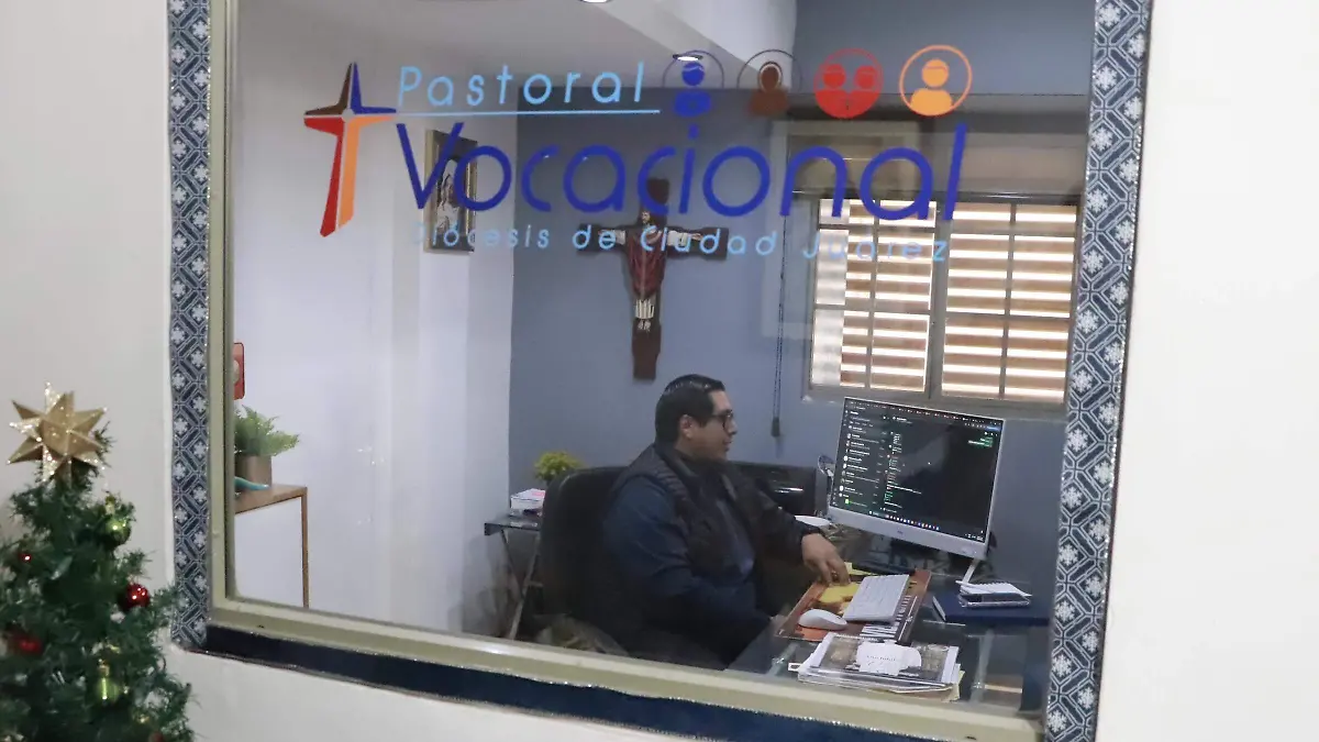 En entrevista el Padre David Hernández, promotor vocacional de el Seminario Conciliar de Ciudad Juárez.