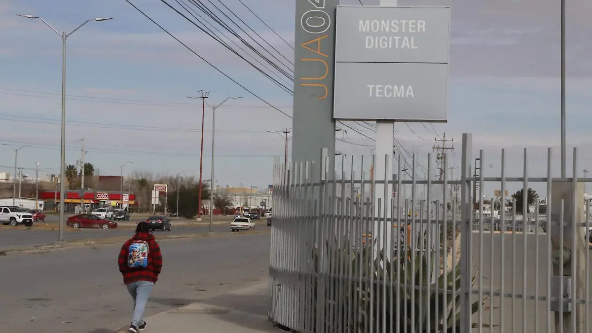 Personal de Seguridad  custodia las instalaciones vacías de la Maquiladora TECMA