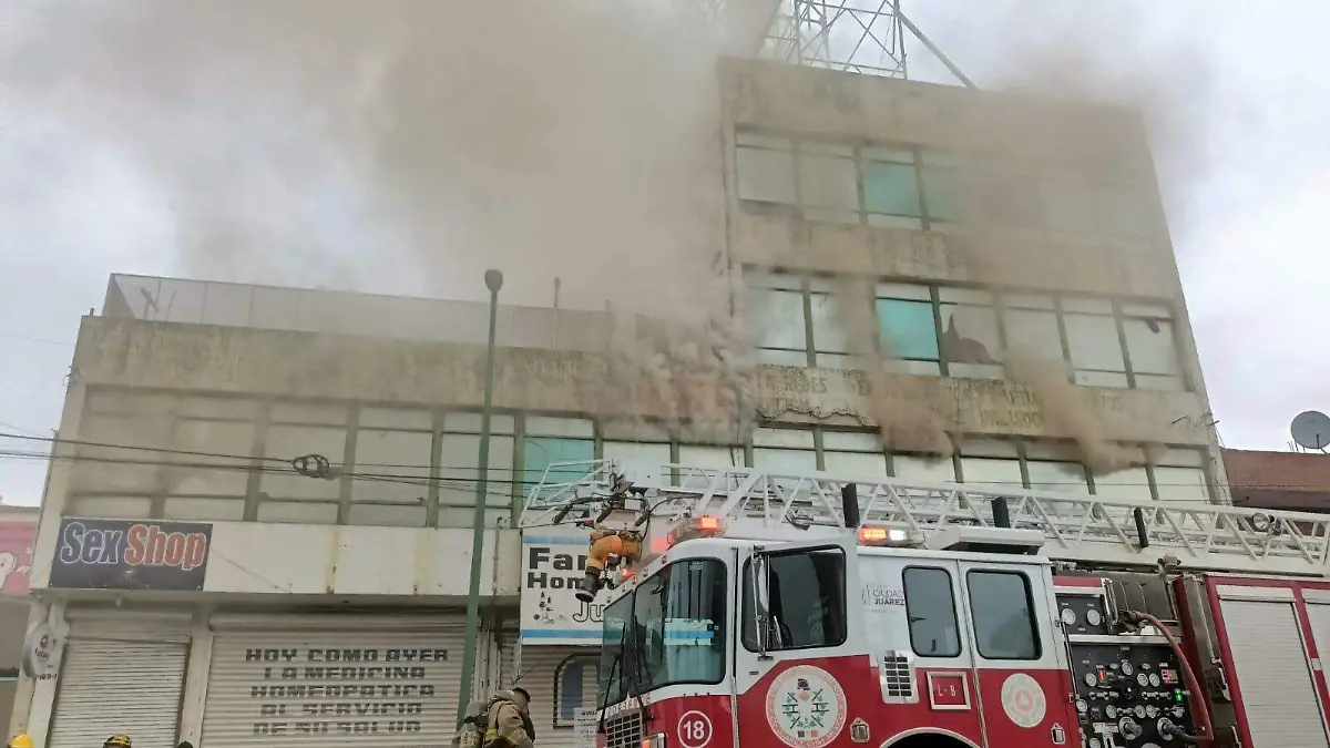 Controlan incendio en edificio de la avenida Francisco Villa sin personas lesionadas