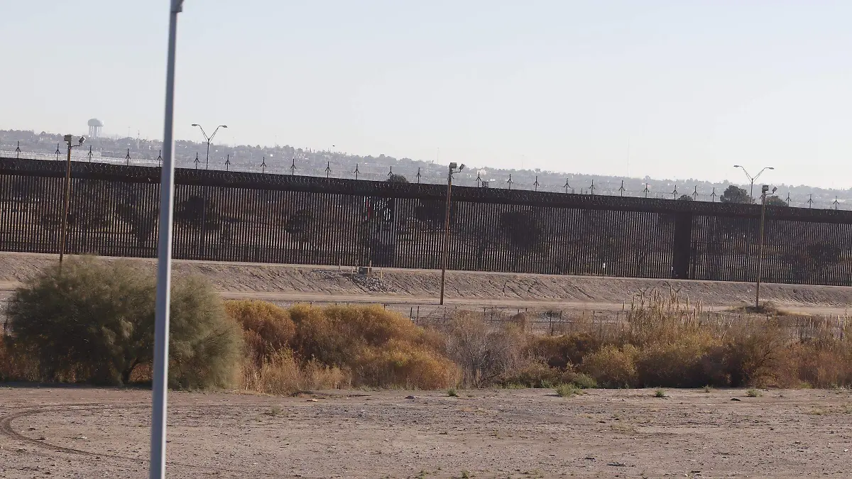 Muro de el bordo fronterizo se encuentra sin algún elemento militar a lo largo por el sector de Zaragoza