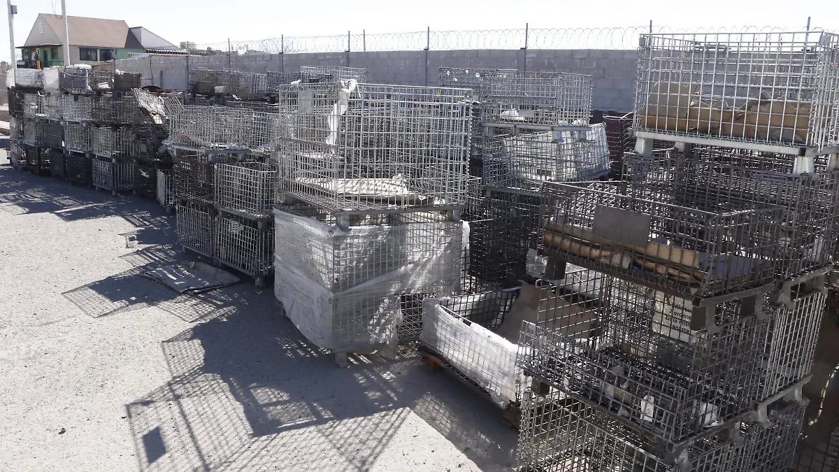 empresa centric parts, componentes de frenos de reemplazo , ubicada en la calle Enrique Pinceli se encuentran a las afueras y bloqueando el acceso a la planta para exigir que se les respete y sean liquidados conforme a la ley, en el interior se encuentran actuarios que están valorando los bienes materiales para proceder  con la demanda.