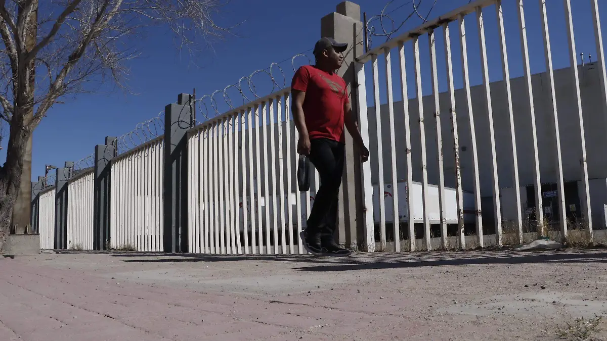 Personal afectado por la empresa centric parts, componentes de frenos de reemplazo , ubicada en la calle Enrique Pinceli se encuentran a las afueras y bloqueando el acceso a la planta para exigir que se les respete y sean liquidados conforme a la ley, en el interior se encuentran actuarios que están valorando los bienes materiales para proceder  con la demanda.