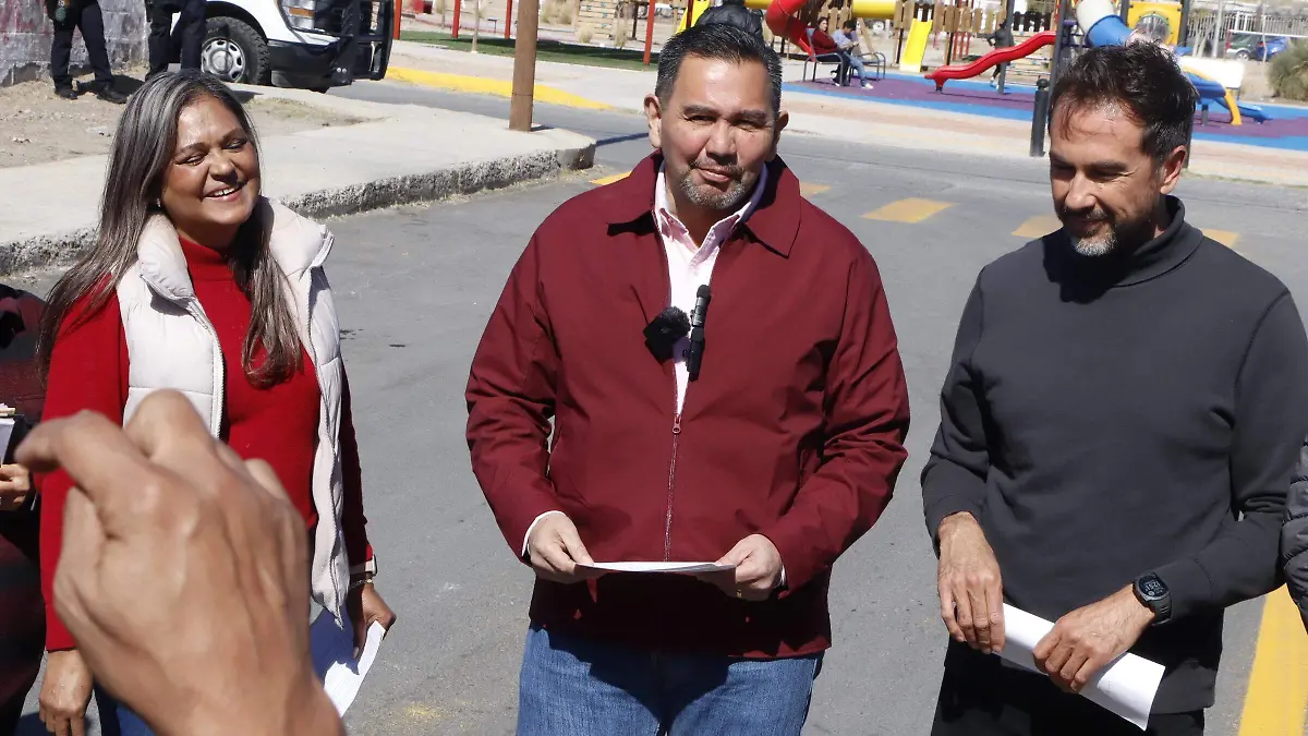 El Alcalde Cruz Pérez entrego una calle de la colonia Erendira