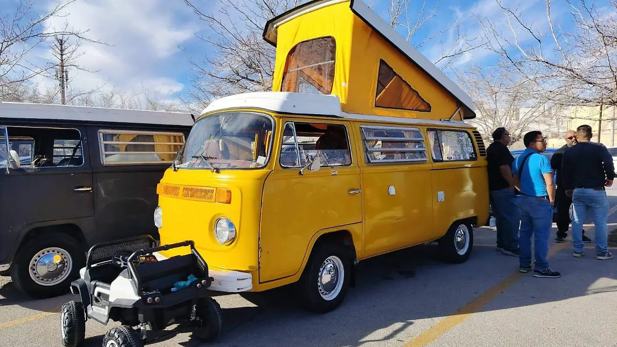 Caravana de combis y vochos recorre Juárez por el Día Nacional de la Combi