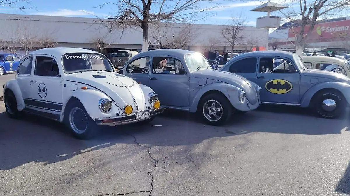 Caravana de combis y vochos recorre Juárez por el Día Nacional de la Combi