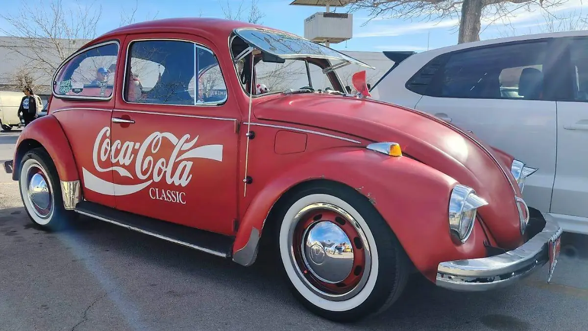 Caravana de combis y vochos recorre Juárez por el Día Nacional de la Combi