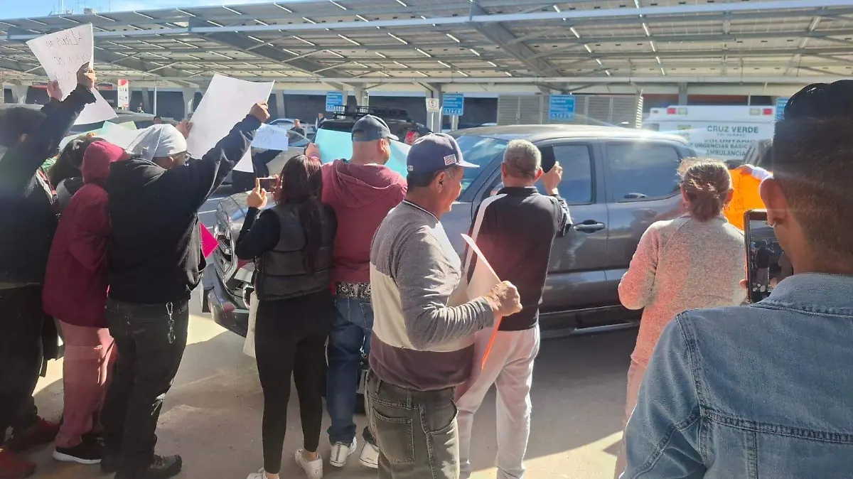 Protestas reciben a Marx Arriaga en aeropuerto de Ciudad Juárez