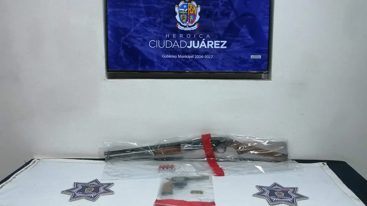 Detienen a pareja sentimental en posesión de armas y vehículo con reporte de robo