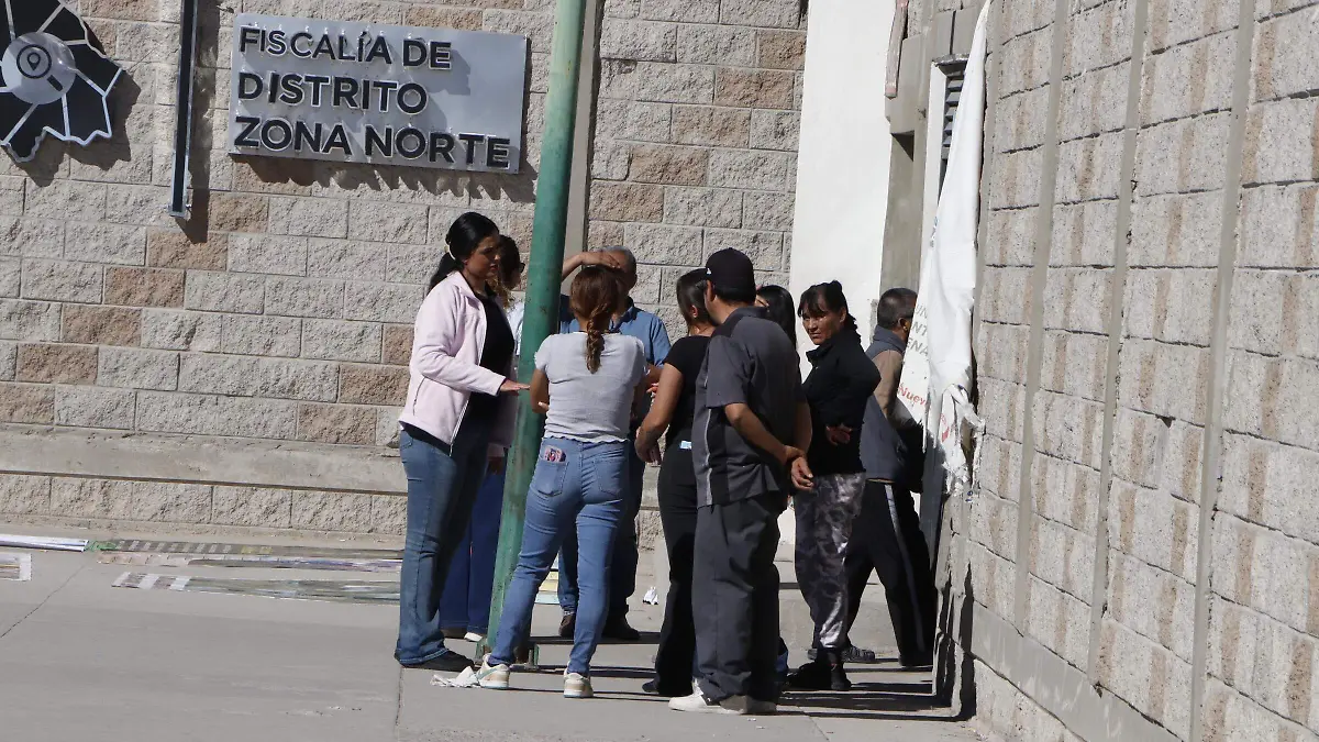 Deudos de los casos del crematorio plenitud llegaron muy puntuales para la cita con el fiscal y así atender la reunión.