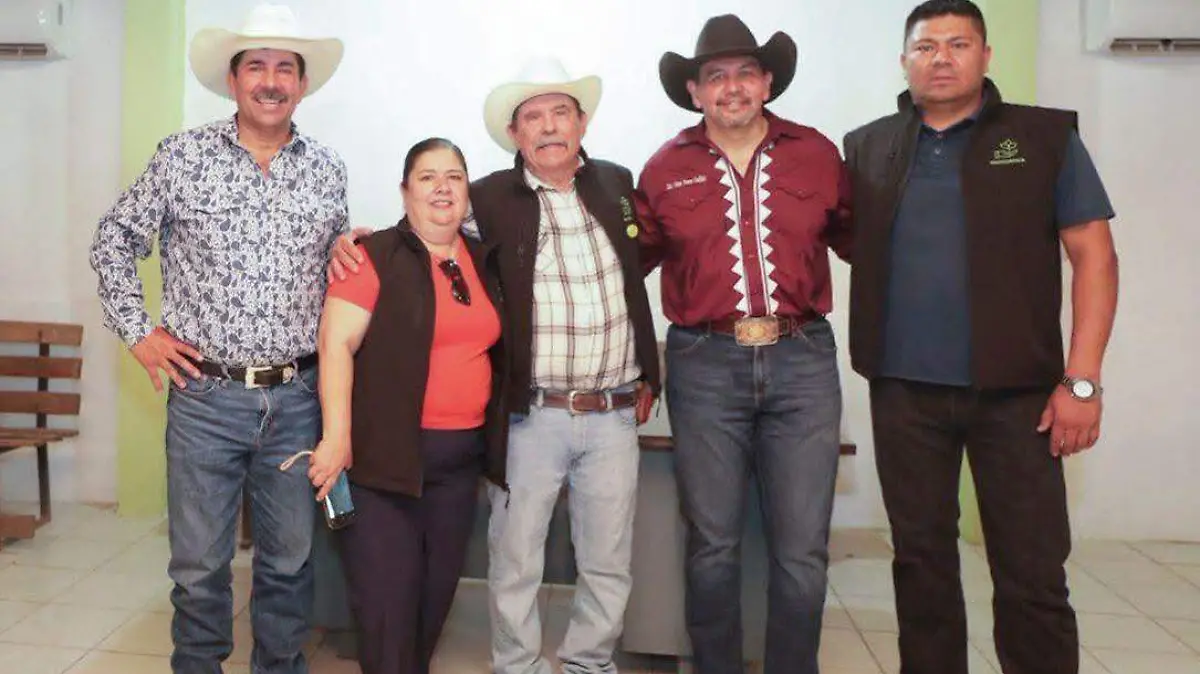 Alcalde Cruz Pérez Cuéllar recorre municipios serranos y participa en arranque del Ultra Maratón de Caballo Blanco