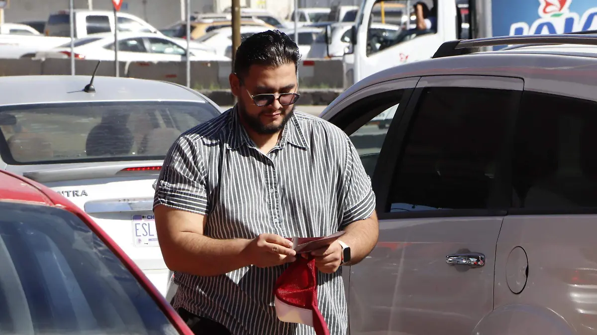 El regidor Antonio Alderete promovió su primer informe de actividades por medio de volanteo en la via publica , esto en el cruce de la Av de la Raza y Tecnólogico 