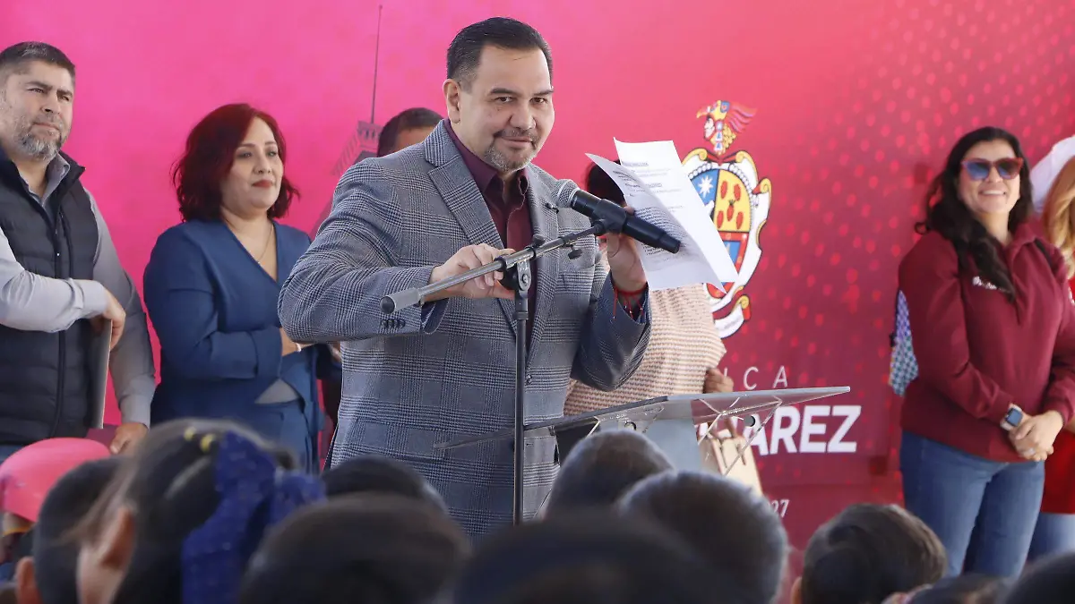 Una cancha de fut bol rápido, y varias escuelas más asistieron a el centro simbólico para la entrega de más de 8 millones de pesos en diferentes aportaciones y materiales para escuelas primarias de el sur  de la ciudad . 