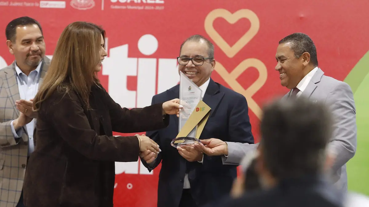 Compartir para transformar, el evento organizado por el DIF Municipal, recibe material de apoyo por parte de la Iglesia Jesús Cristo de los últimos años en el cual frente a jóvenes de diferentes cacef  fueron testigos de la aportació, evento realizado en el Gimnacio Kiki Romero al sur poniente de la ciudad. 