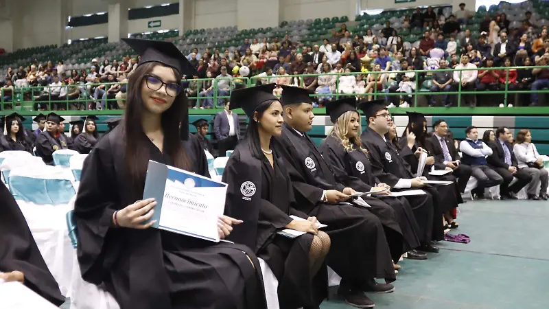Ceremonia de Graduacion de la Universidad Tecnológica Paso del Norte , en el colegio de Bachilleres.