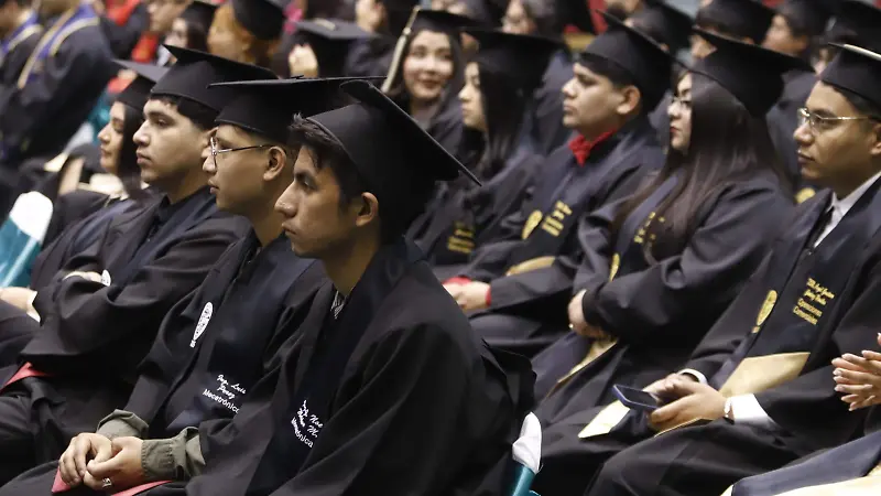 Ceremonia de Graduacion de la Universidad Tecnológica Paso del Norte , en el colegio de Bachilleres.