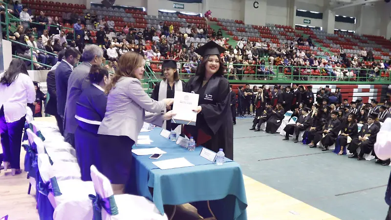 Ceremonia de Graduacion de la Universidad Tecnológica Paso del Norte , en el colegio de Bachilleres.