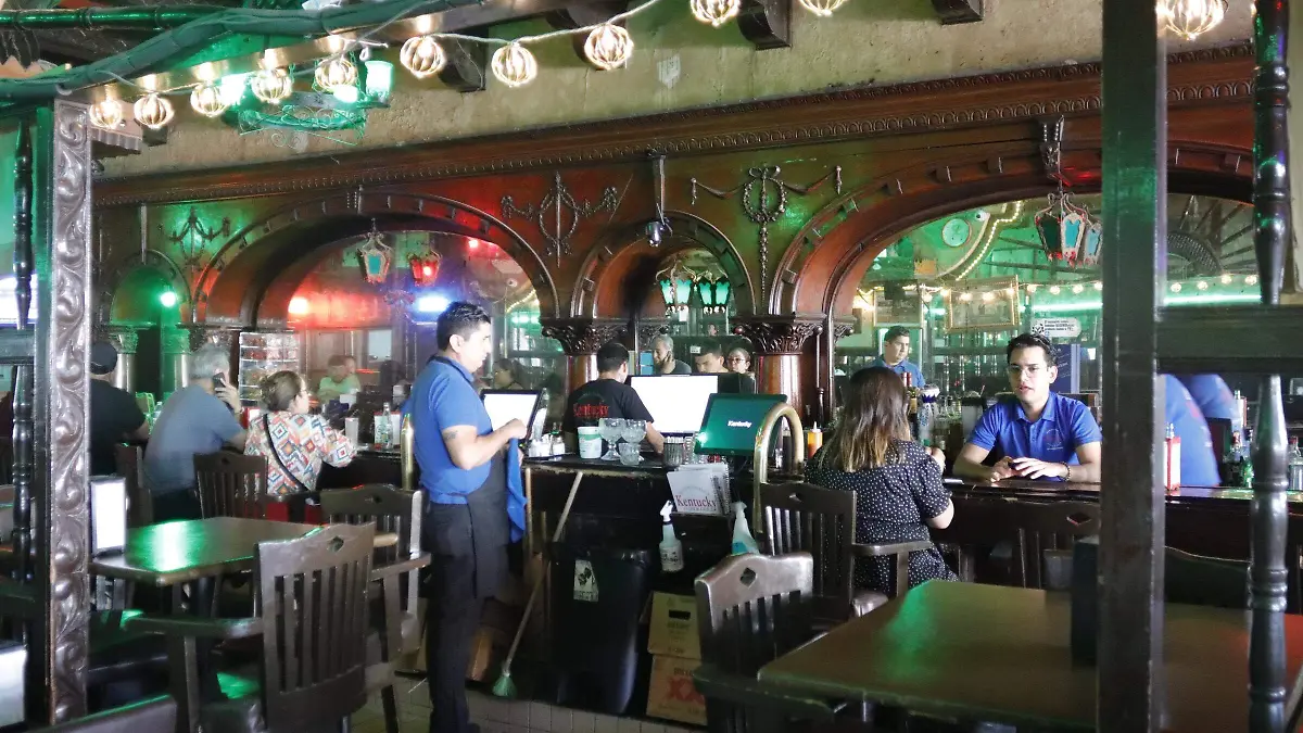 No podía faltar el Kentucky bar, abierto desde muy temprano hasta las dos de la mañana con todo el tiempo del mundo para visitar. 