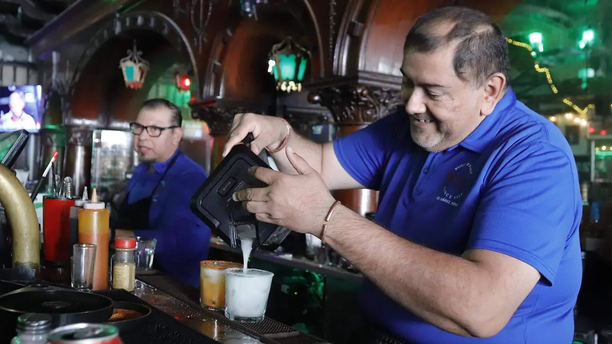 No podía faltar el Kentucky bar, abierto desde muy temprano hasta las dos de la mañana con todo el tiempo del mundo para visitar. 