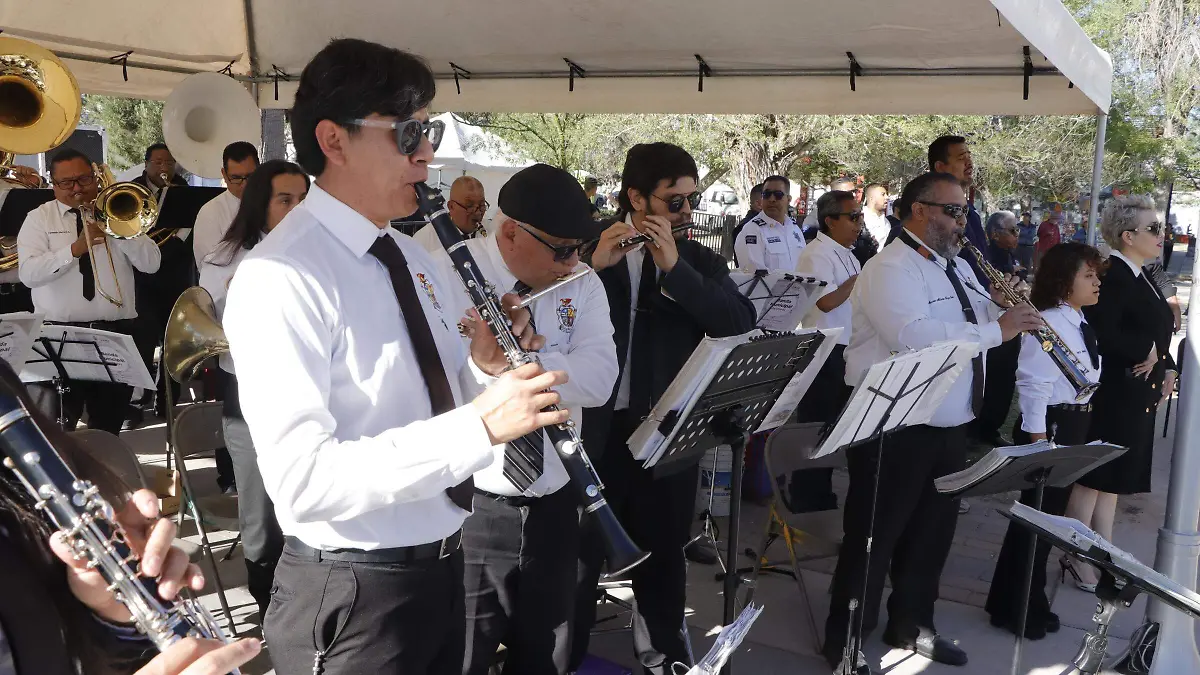 Conmemoración del Natalicio de Benito Juárez en la plaza donde se encuentra el Monumento en su nombre.
