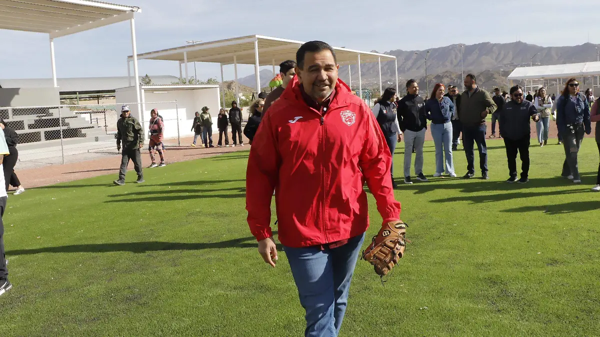 Entrega Cruz Pérez Cuéllar parque de béisbol al poniente de la ciudad