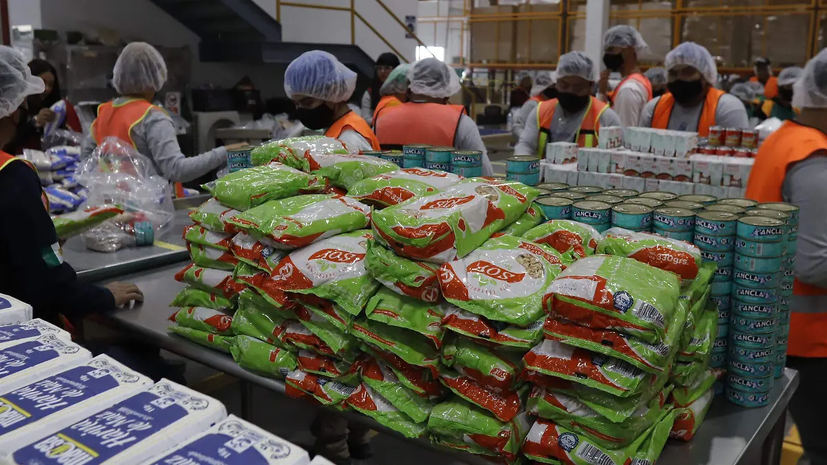 Recorrido con la visita de personal de Cummins en el Banco de Alimentos A.c.  lugar que desde los inicios han apoyado a que este gran proyecto continúe