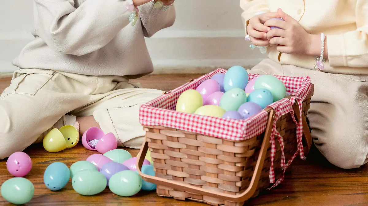 Huevos y canastas de pascua