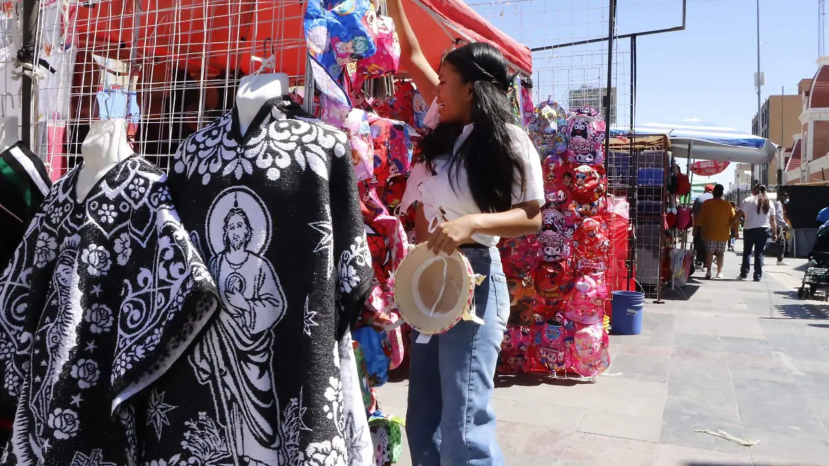 Jueves Santos, llegando la gente al centro de la ciudad. La actividad comercial  se  observa favorecida.