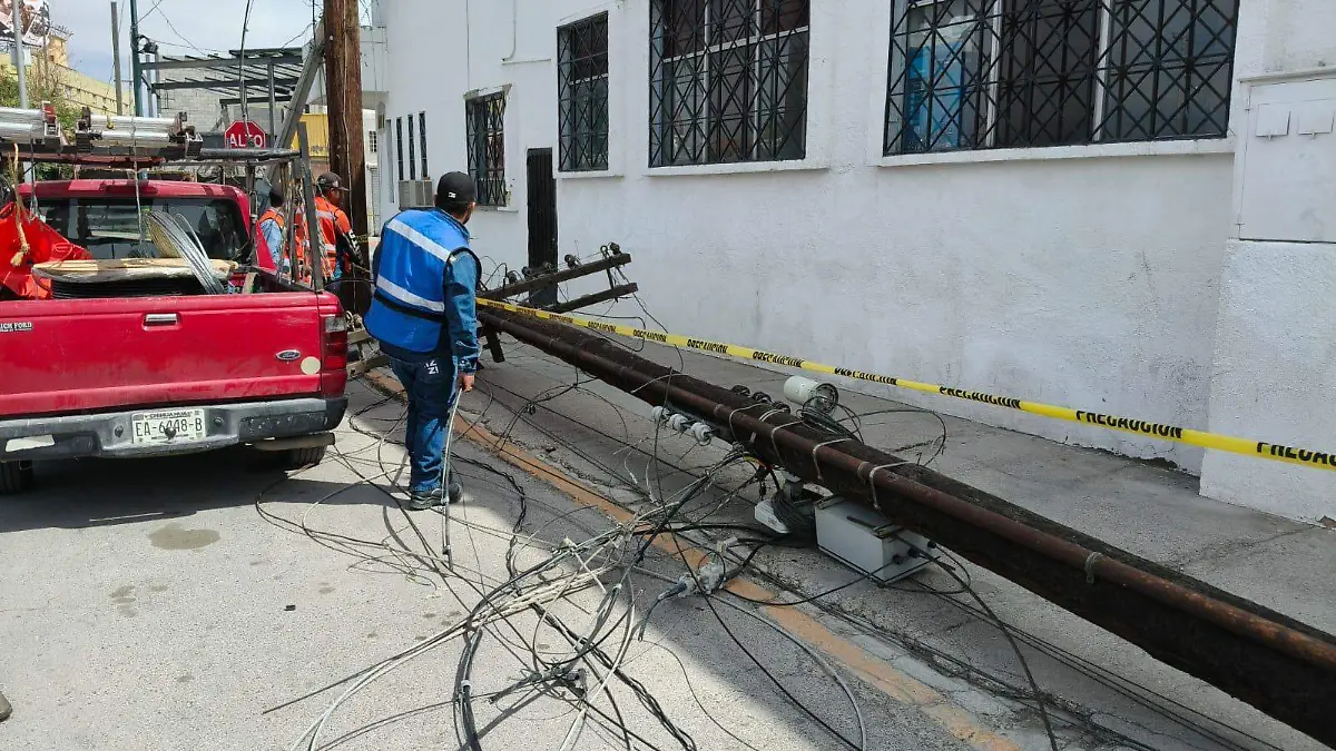 Tráiler derriba postes y deja sin electricidad a comercios del Centro
