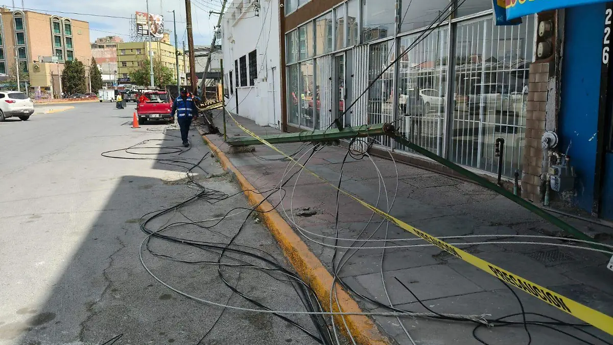 Tráiler derriba postes y deja sin electricidad a comercios del Centro