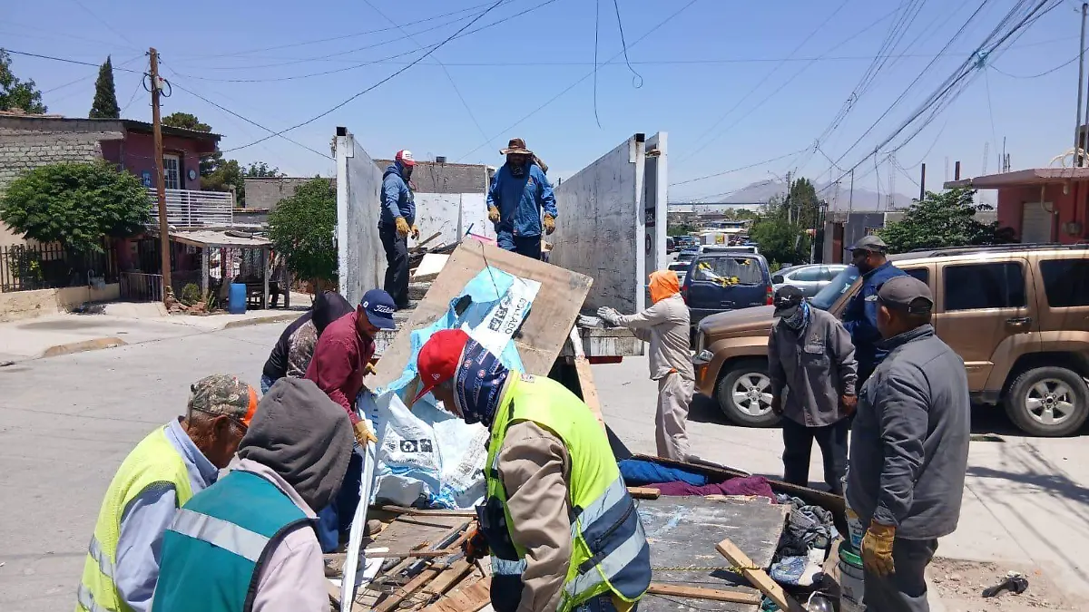Retiran vivienda improvisada