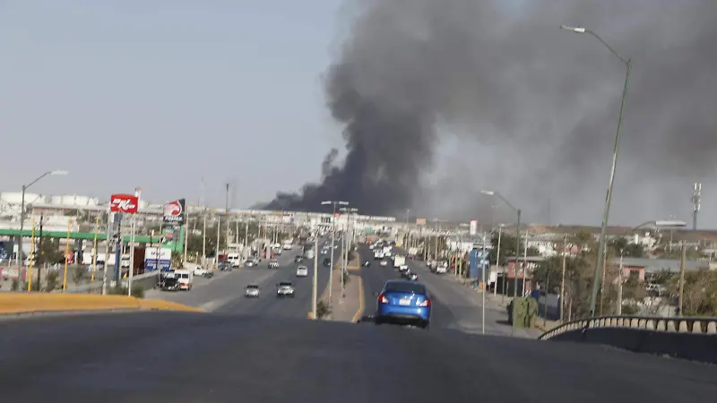 Continúa el incendio del centro de acopio de materiales diversos aquí en la carretera casas grandes kilómetro 26 en Ciudad Juárez Chihuahua