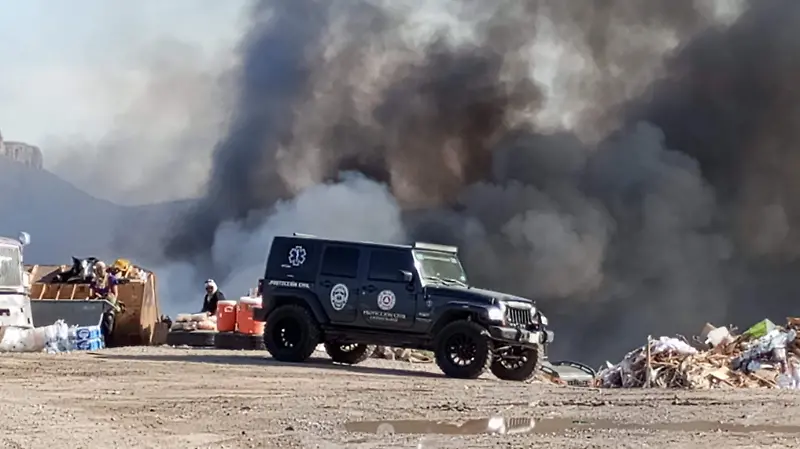 Continúa el incendio del centro de acopio de materiales diversos aquí en la carretera casas grandes kilómetro 26 en Ciudad Juárez Chihuahua