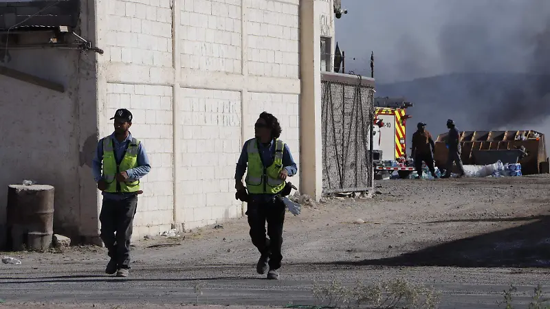 Continúa el incendio del centro de acopio de materiales diversos aquí en la carretera casas grandes kilómetro 26 en Ciudad Juárez Chihuahua