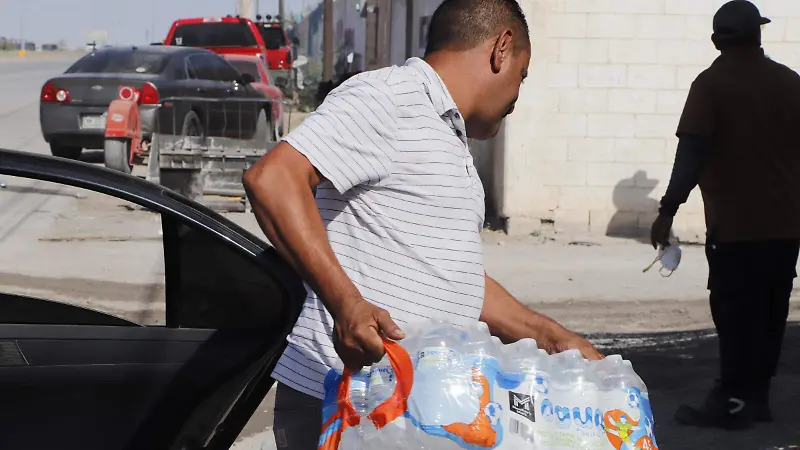 Amigos personas y jefes de empleados llegan a dejar viáticos a los bomberos y empleados de las pipas en el incendio de la recicladora