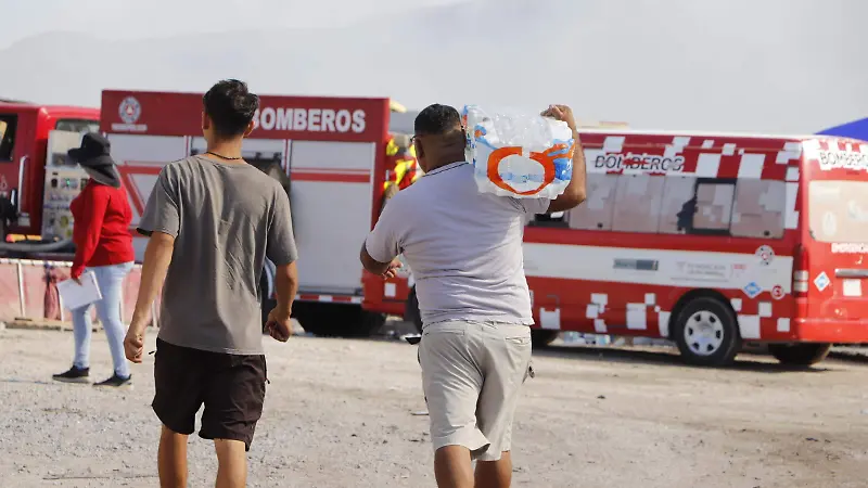 Amigos personas y jefes de empleados llegan a dejar viáticos a los bomberos y empleados de las pipas en el incendio de la recicladora