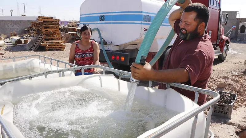 Entregan agua a la colonia Polo Gamboa y 2 más hoy por la mañana en su cruzada por el agua . 
