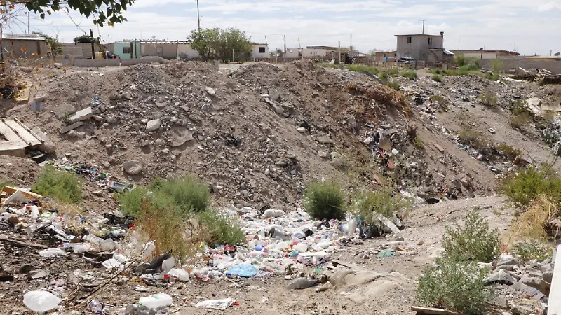 Entre basura, llantas, escombro y madera, viven habitantes de Los Kilometros, si patio es un tiradero de basura