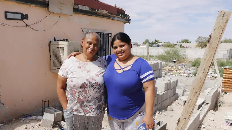 Habitantes de los Kilometros construyen con esfuerzo su patrimonio que en algunos casos , no cuentan con un documento oficial de el suelo que estan pisando. 