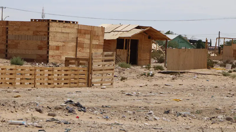 Habitantes de los Kilometros construyen con esfuerzo su patrimonio que en algunos casos , no cuentan con un documento oficial de el suelo que estan pisando. 