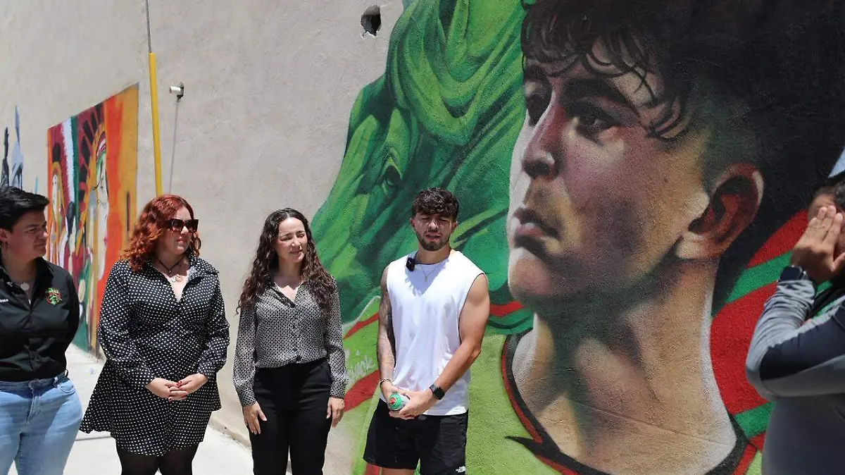 Develan mural de futbolista