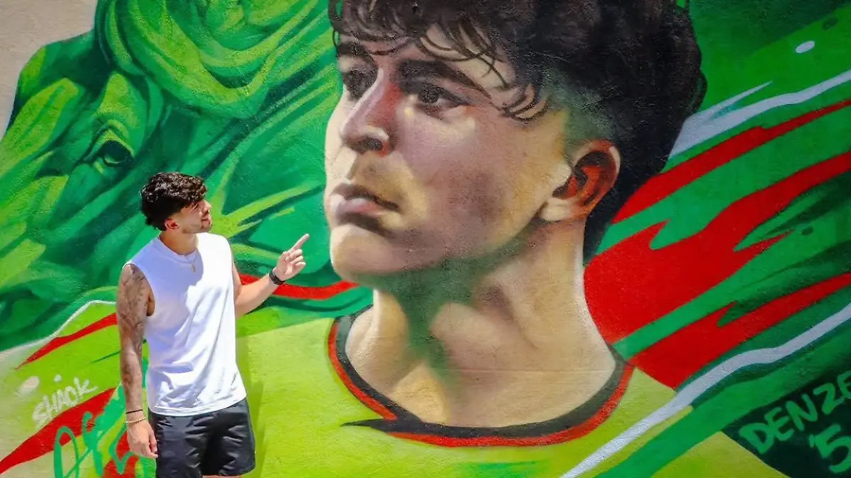 Denzell García visita mural
