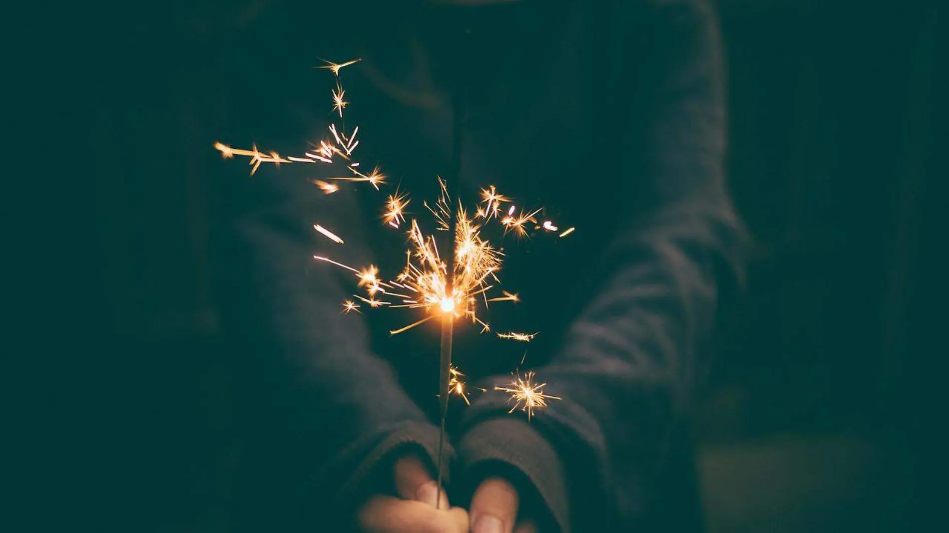 sparkler-1835387_1280