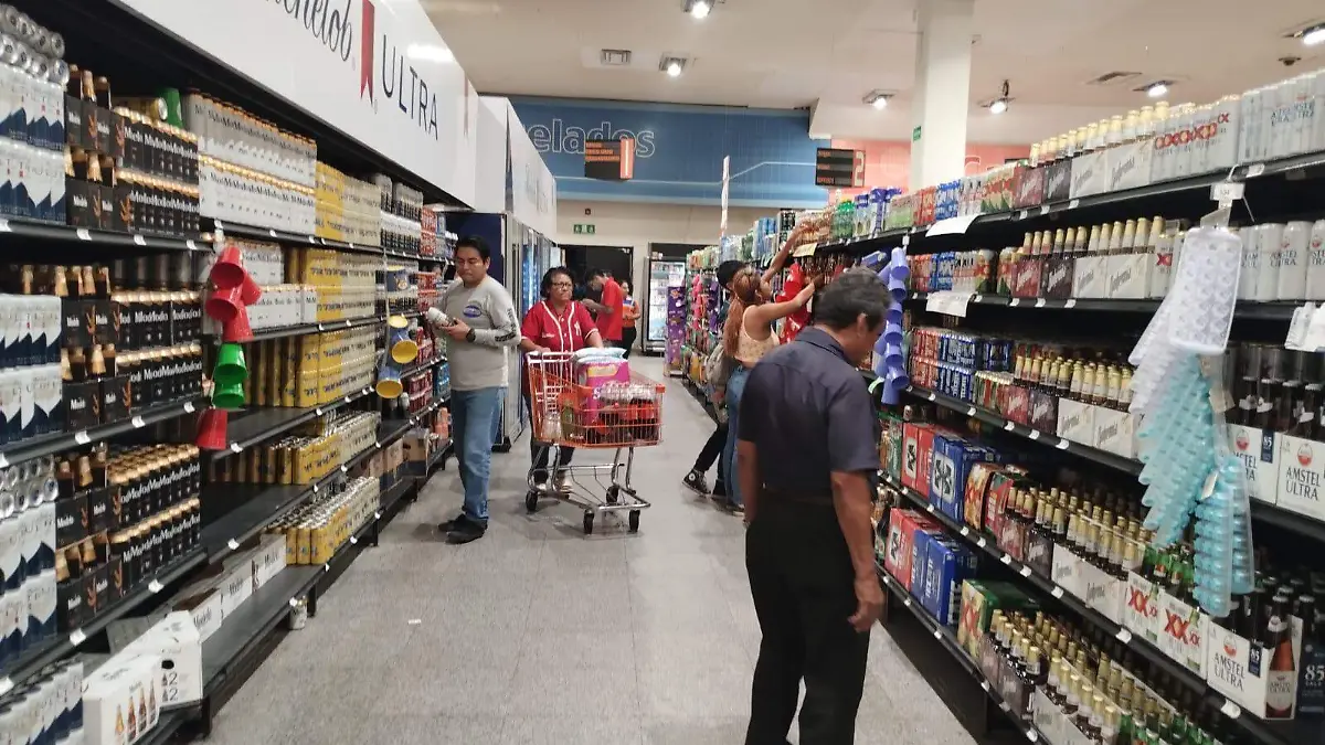 Personas surtiéndose de productos alcohólicos