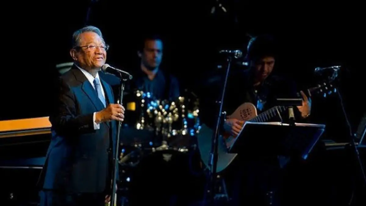  El maestro Manzanero en uno de sus conciertos