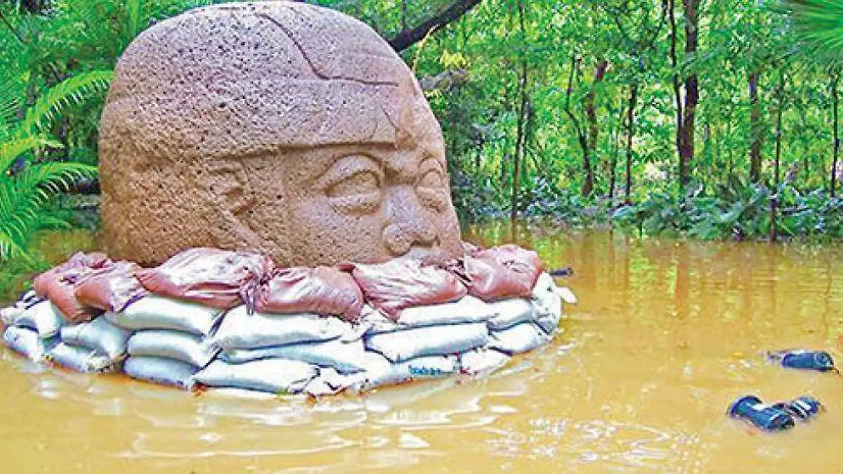 cabeza olmeca inundada