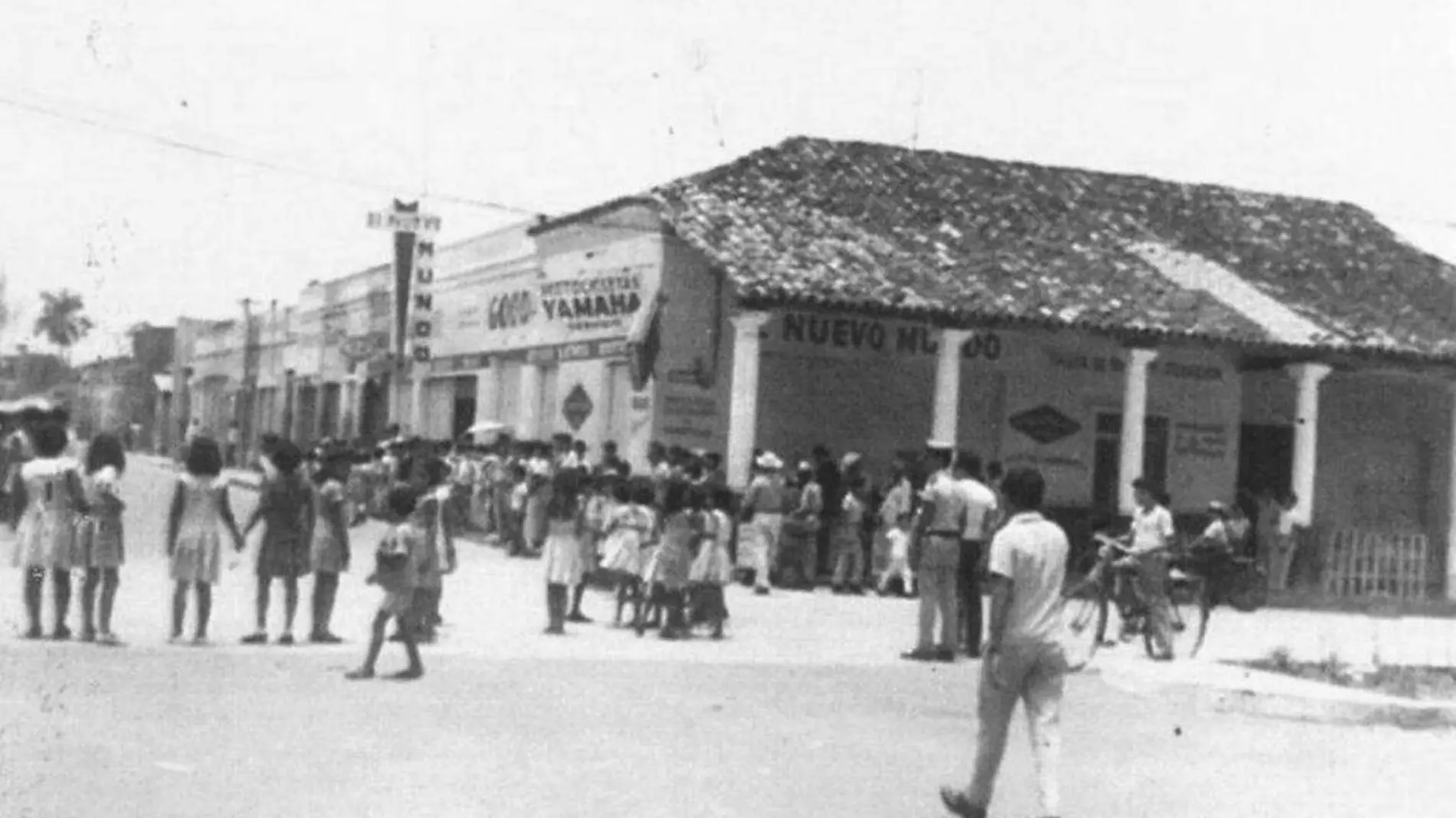 Plaza-Hidalgo-esquina-Calle-Morelos-de-cardenas-antes-de-Almacenes-El-Nvo-Mundo-desues-se-consyruyo-el-Hotel-Conti-1024x681