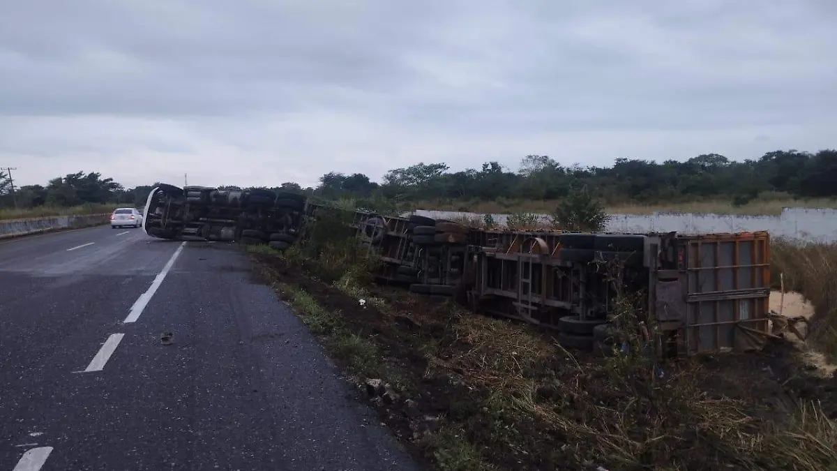 Rapiñan trailer tras volcadura en la Villahermosa-Macuspana