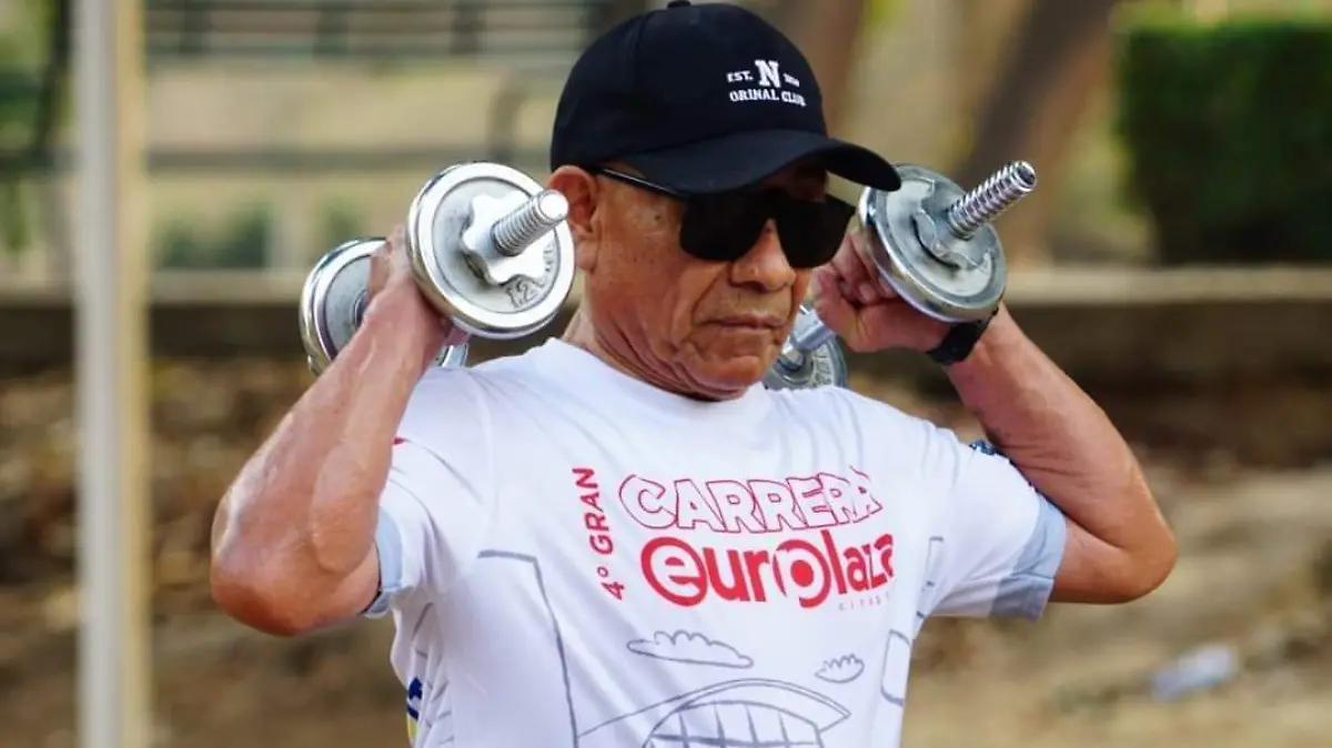 Durante la pandemia el hacia ejercicios en casa con pesas