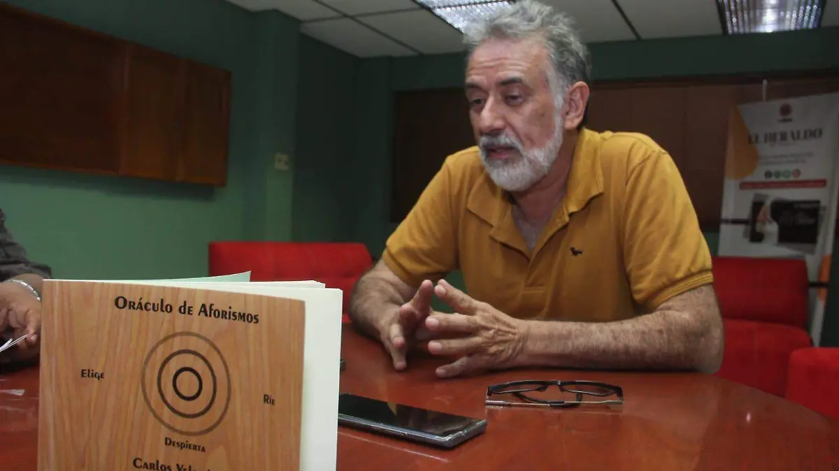 Carlos Velarde presentará libro interactivo Oráculo de  Aforismos